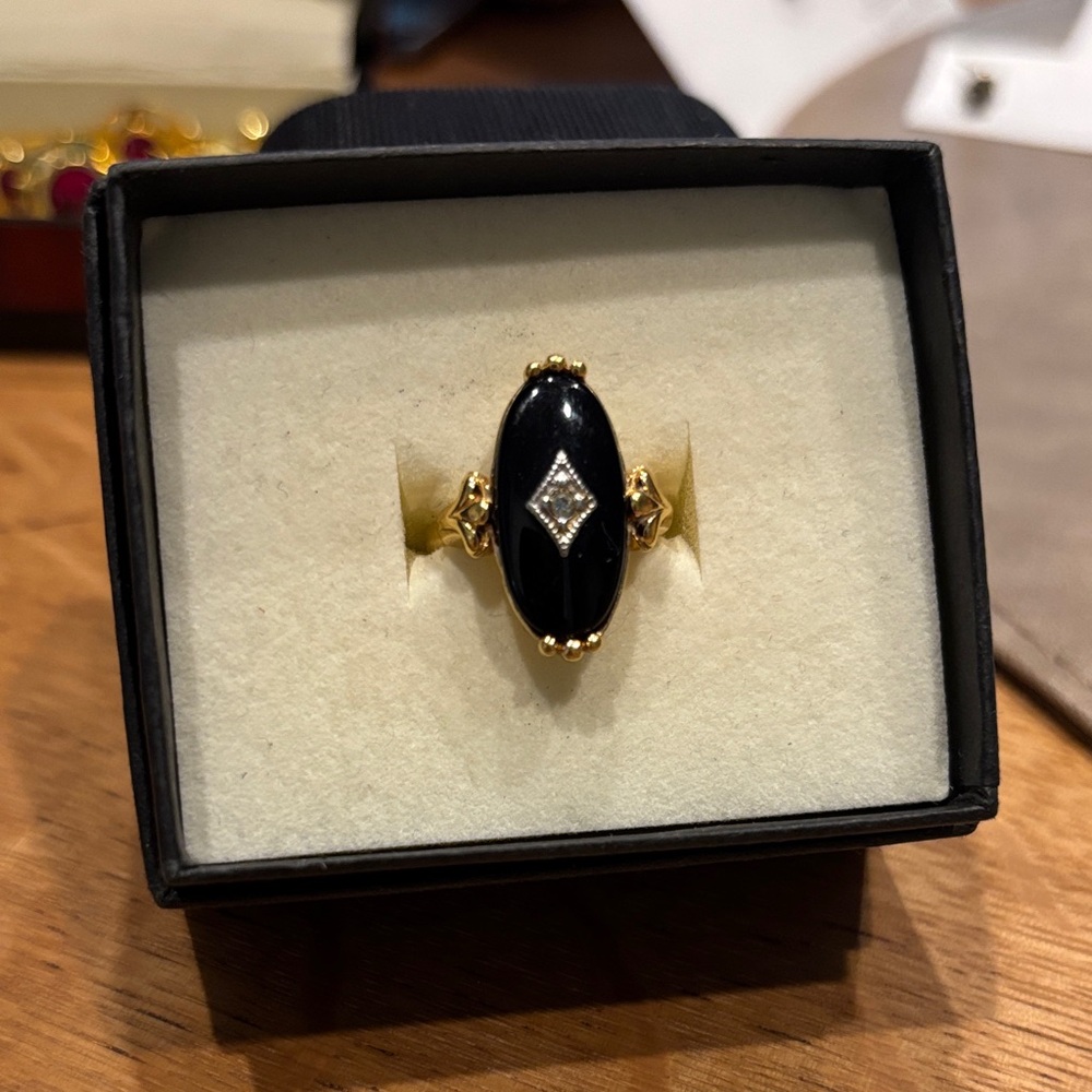 AVON Vintage Elegant Black and Gold Ring